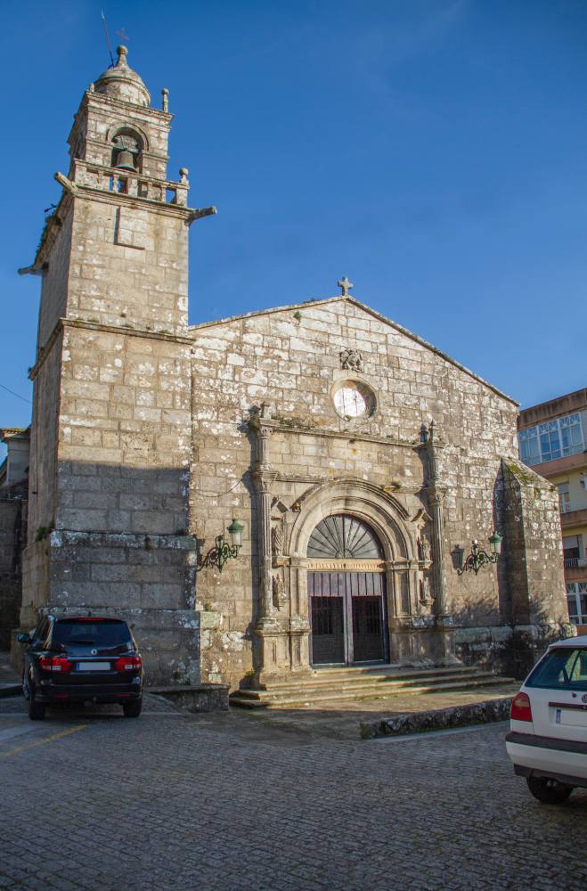 A mediados del siglo XVI se empezó a construir la Iglesia de Santiago, de origen gótico, de apariencia renacentista y con algunos elementos característicos barrocos